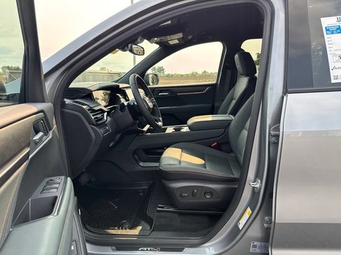 Used 2025 GMC Acadia AT4 AWD/4WD image 32