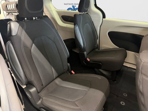 Used 2023 Chrysler Voyager LX image 16