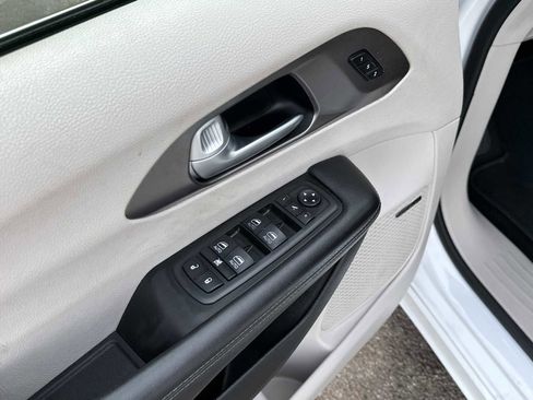 Used 2018 Chrysler Pacifica Limited image 18