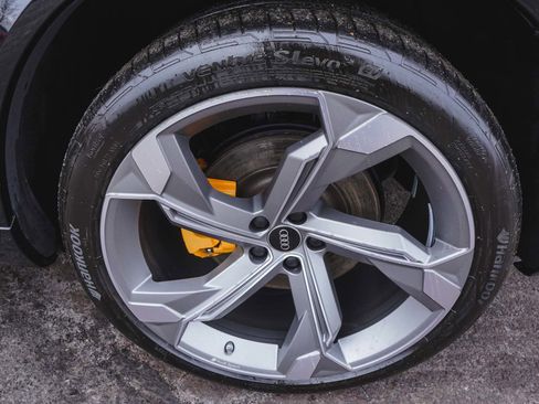 Used 2023 Audi e-tron S Premium Plus image 8