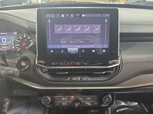 Used 2025 Jeep Compass Trailhawk image 19