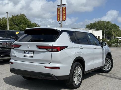 Used 2024 Mitsubishi Outlander ES FWD image 3