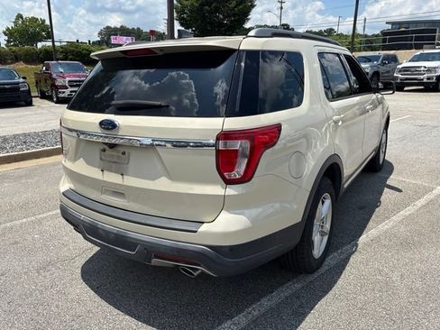 Used 2018 Ford Explorer XLT FWD image 4