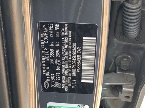 Used 2025 Hyundai Elantra Limited image 10