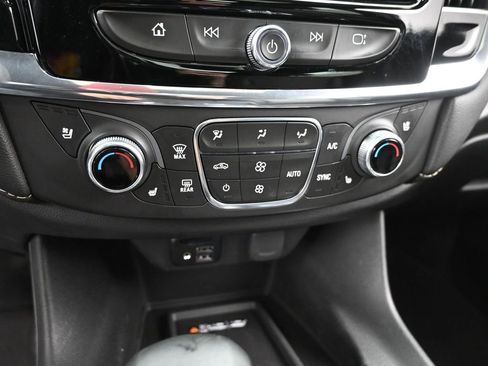 Used 2023 Chevrolet Traverse Premier image 22