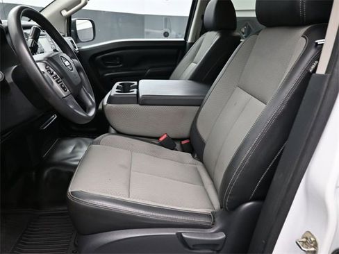 Used 2018 Nissan Titan S image 21