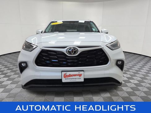 Used 2022 Toyota Highlander XLE AWD/4WD image 5