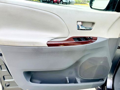 Used 2011 Toyota Sienna Limited image 30