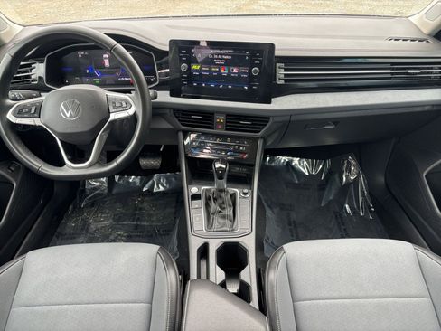 Used 2025 Volkswagen Jetta SE image 29