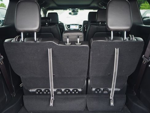 New 2025 Chrysler Pacifica Select w/ Uconnect Theater Family Group image 10