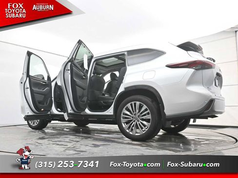 Used 2024 Toyota Highlander Platinum image 25