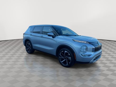 Used 2024 Mitsubishi Outlander SE image 2