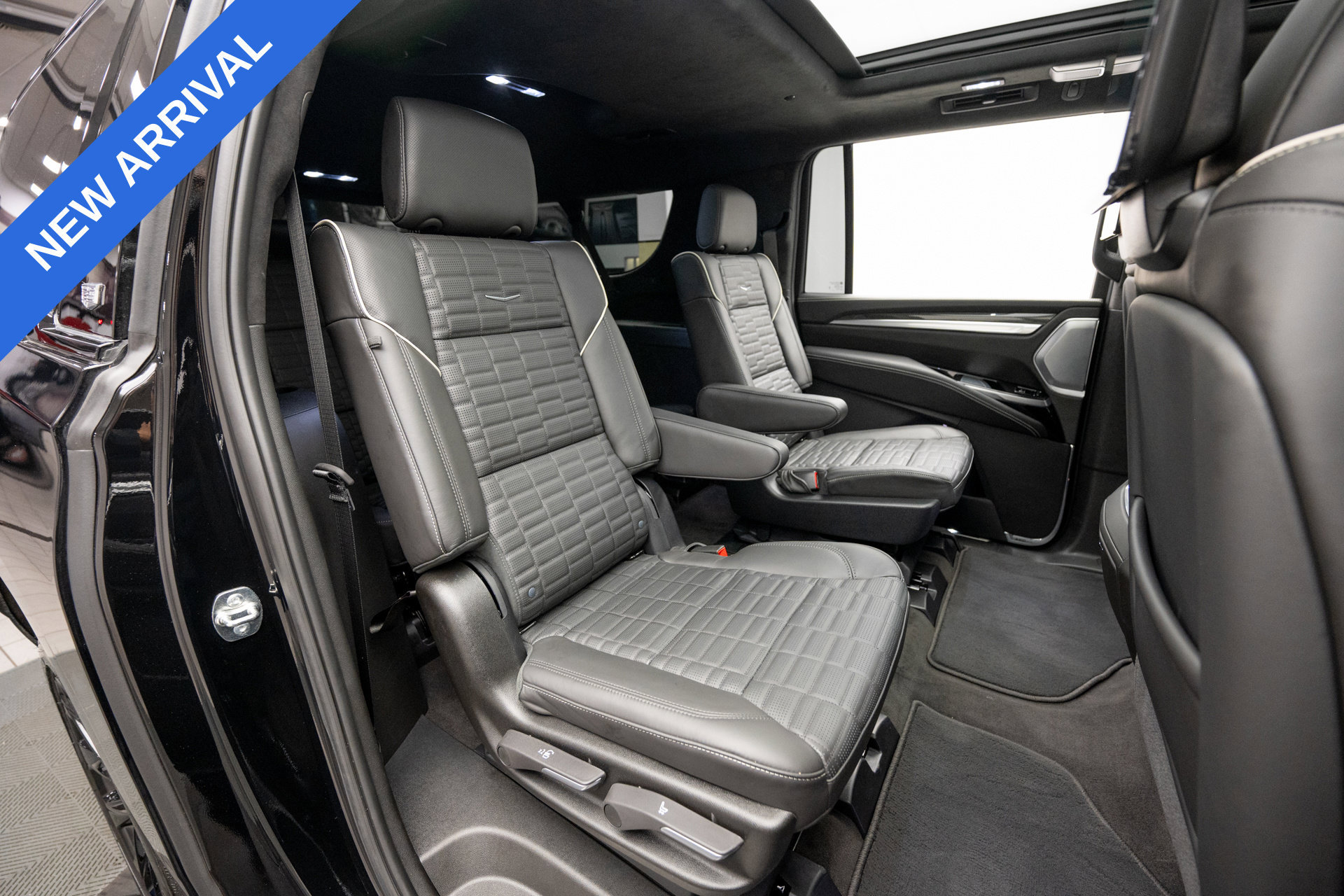 Used 2026 Cadillac Escalade ESV V w/ LPO, ONYX Package AWD/4WD image 19