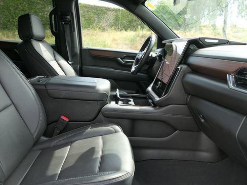 Used 2025 GMC Yukon XL Denali AWD/4WD image 29