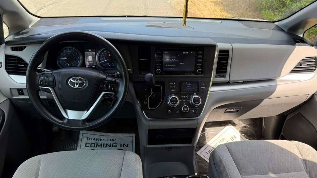 Used 2018 Toyota Sienna LE FWD image 5