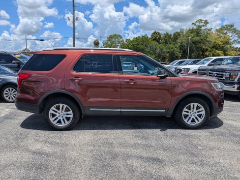 Used 2018 Ford Explorer XLT w/ Equipment Group 202A AWD/4WD image 3