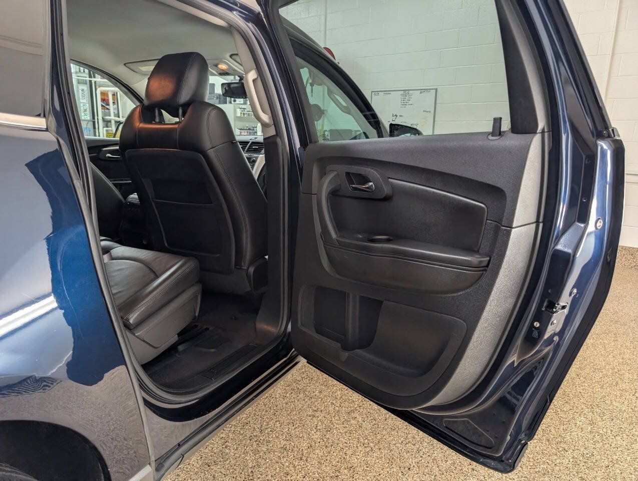 Used 2012 Chevrolet Traverse LT FWD image 17