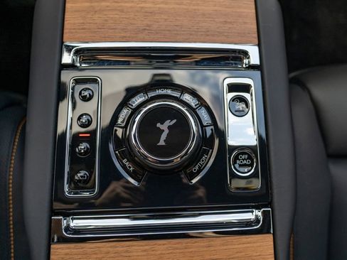 Used 2025 Rolls-Royce Cullinan image 32