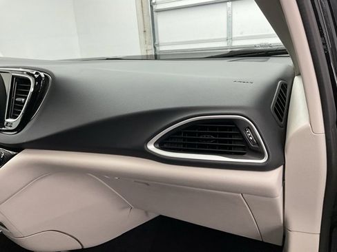 Used 2024 Chrysler Pacifica Touring-L image 12