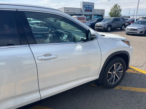 Used 2019 Toyota Highlander AWD V6 image 11