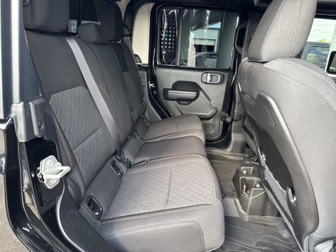 Used 2024 Jeep Gladiator Mojave w/ Convenience Group image 9