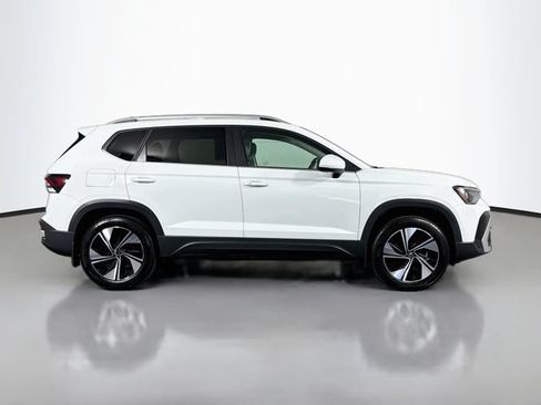Certified 2025 Volkswagen Taos SE AWD/4WD image 8