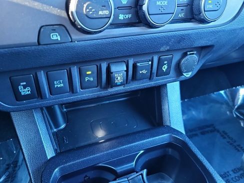 Used 2022 Toyota Tacoma TRD Off-Road image 32