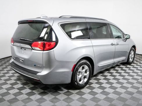 Used 2018 Chrysler Pacifica Touring-L image 6