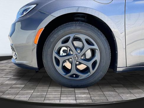 Used 2021 Chrysler Pacifica Limited w/ Uconnect Theater Family Group FWD image 28