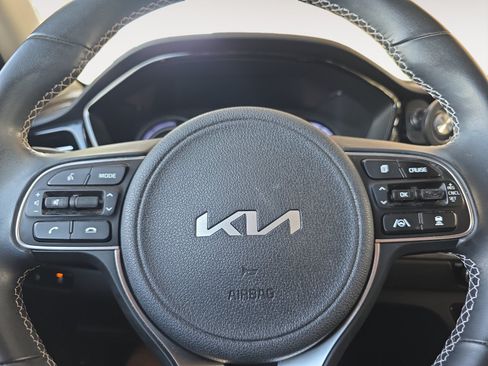 Certified 2022 Kia Niro EX FWD image 11