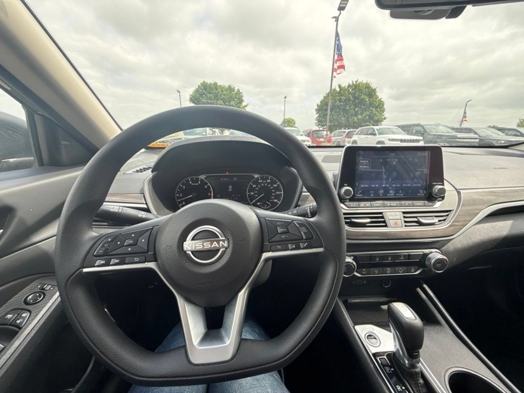Used 2025 Nissan Altima 2.5 SV FWD image 16