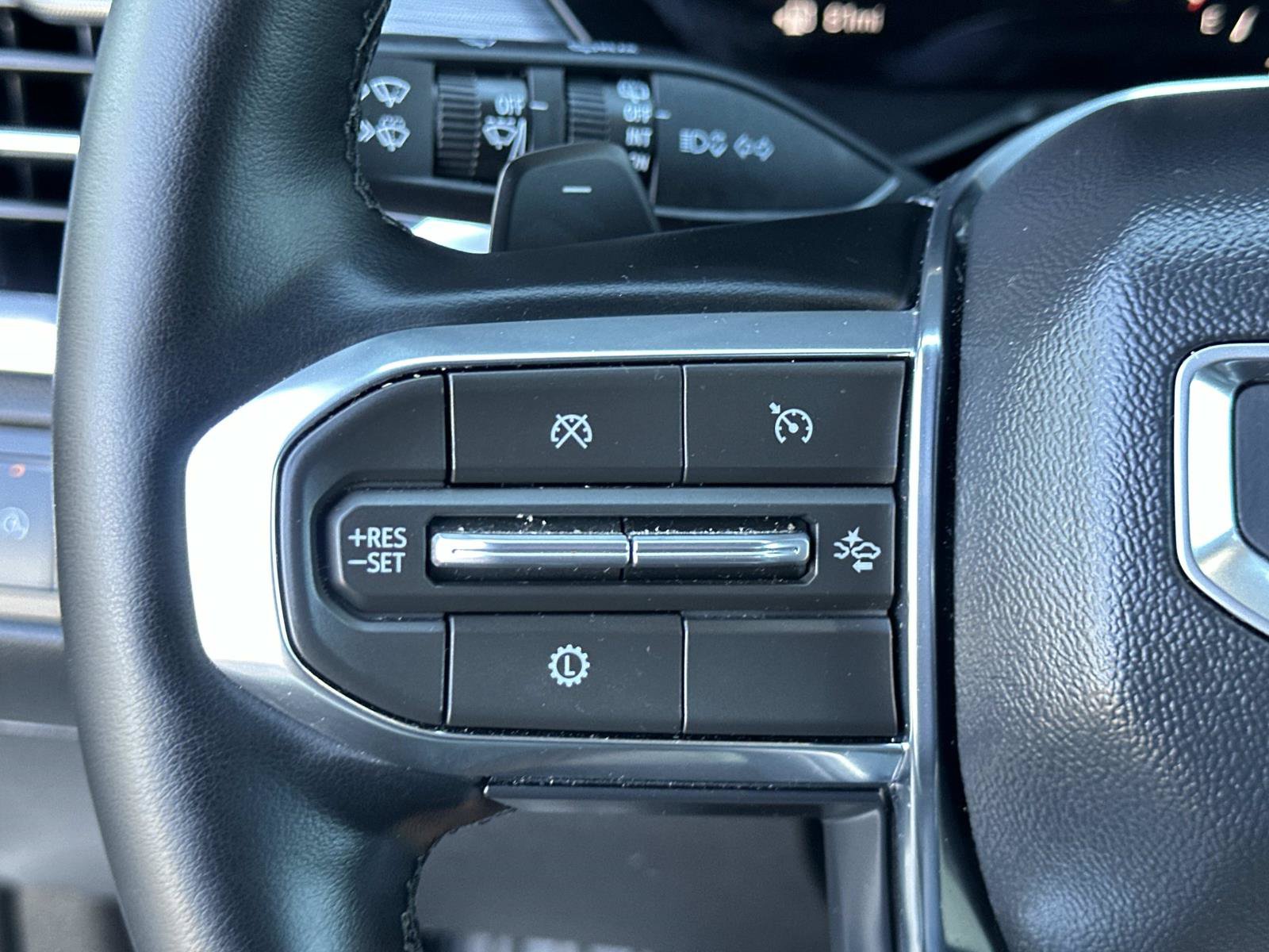 Used 2026 GMC Acadia Elevation w/ Elevation Premium Package FWD image 11