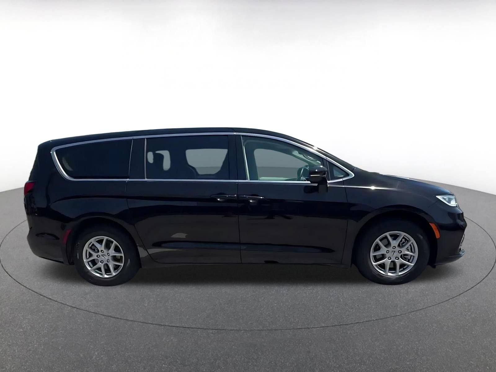Used 2024 Chrysler Pacifica Touring-L FWD image 15