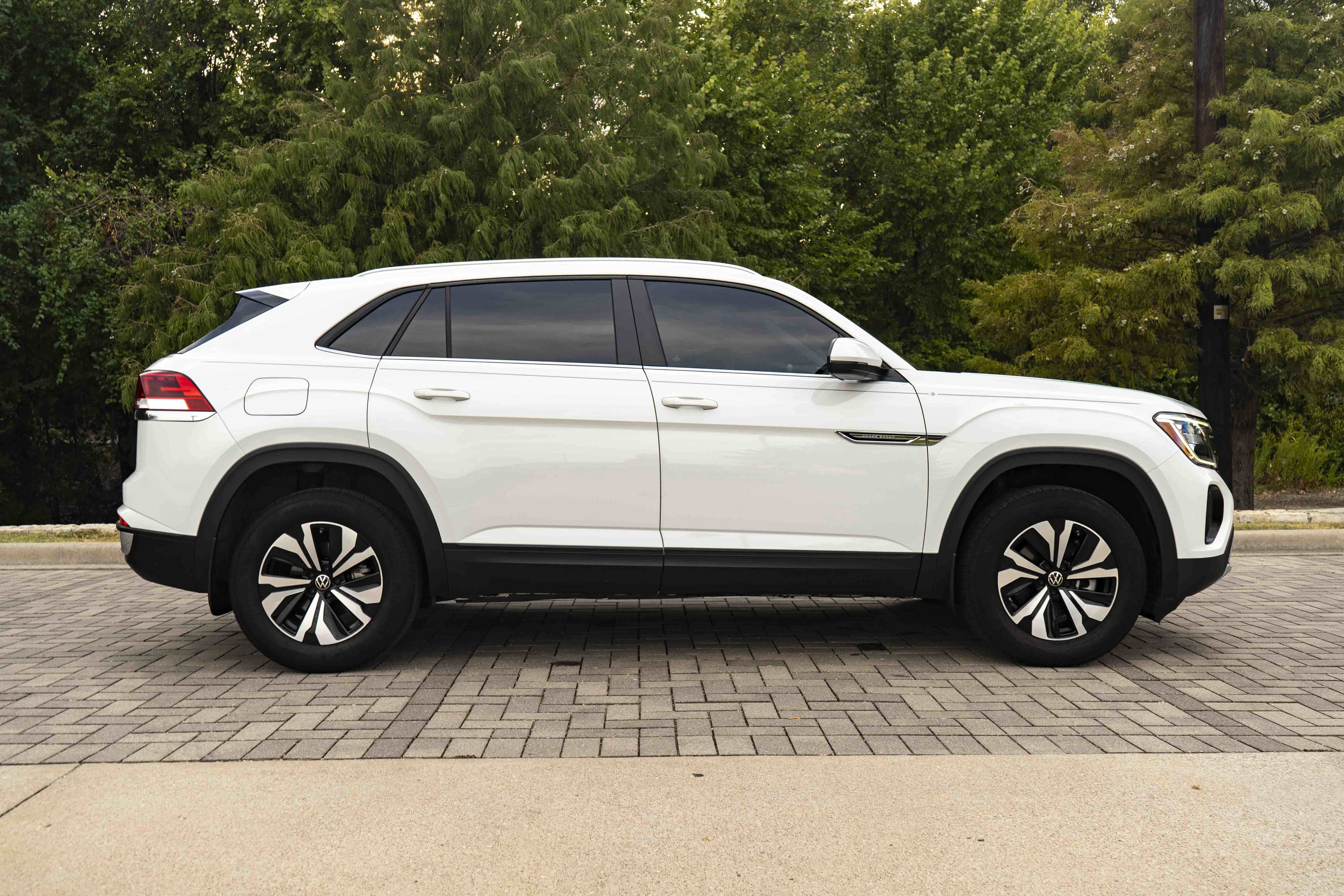 Certified 2024 Volkswagen Atlas Cross Sport SE FWD image 8