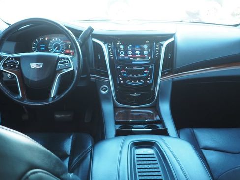 Used 2020 Cadillac Escalade ESV 4WD image 18