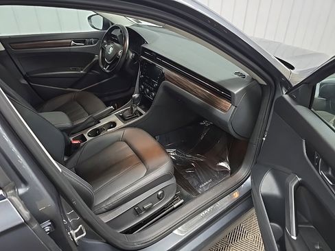 Used 2020 Volkswagen Passat 2.0T SEL image 16