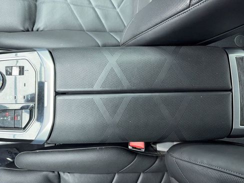 Used 2025 BMW 740i w/ Premium Package image 33