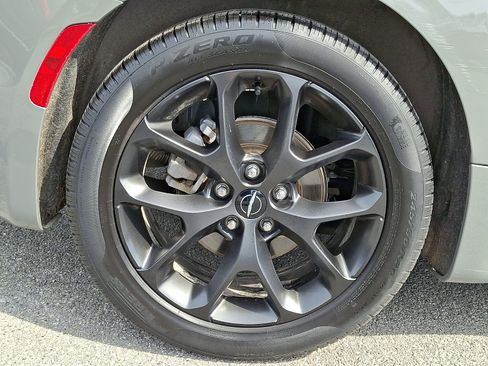 Used 2025 Chrysler Pacifica Limited FWD image 8