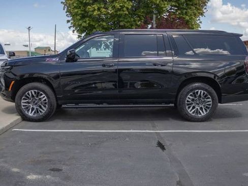 Used 2025 Chevrolet Suburban Z71 AWD/4WD image 3