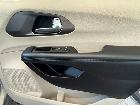 Used 2021 Chrysler Pacifica Touring-L image 31