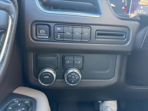 Used 2021 GMC Yukon SLT w/ SLT Premium Package image 12