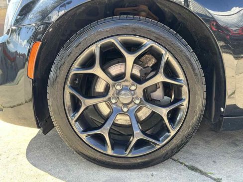 Used 2019 Chrysler 300 Touring w/ Sport Appearance Package RWD image 9