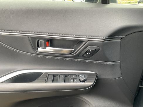 Used 2022 Toyota Venza XLE image 15