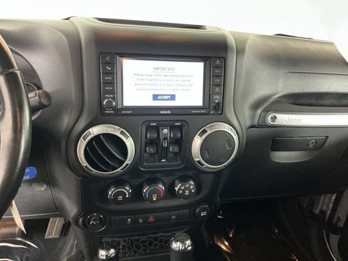 Used 2015 Jeep Wrangler Unlimited Rubicon w/ Connectivity Group AWD/4WD image 17