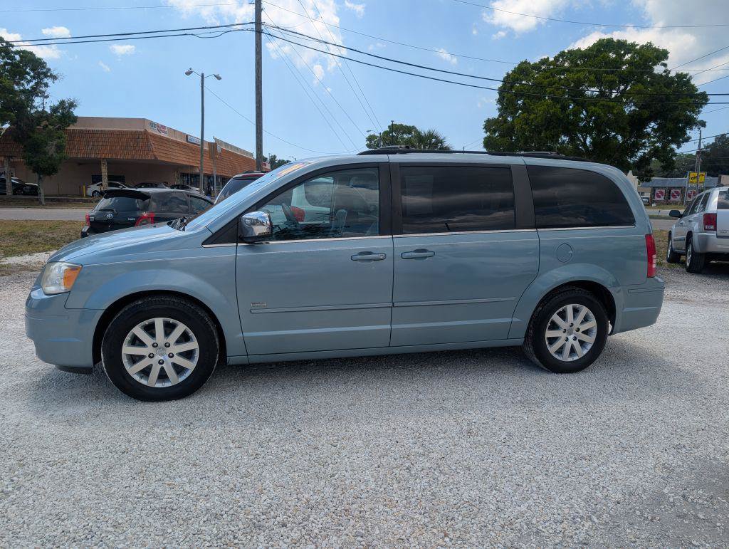 Used 2008 Chrysler Town & Country Touring FWD image 4