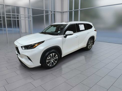 Used 2022 Toyota Highlander XLE AWD/4WD image 4