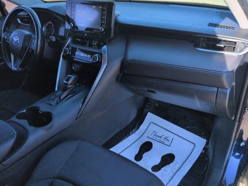 Certified 2021 Toyota Venza LE w/ Carpet Mat Package (TMS) image 28