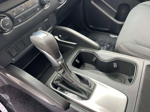 Used 2024 Nissan Frontier SV image 13