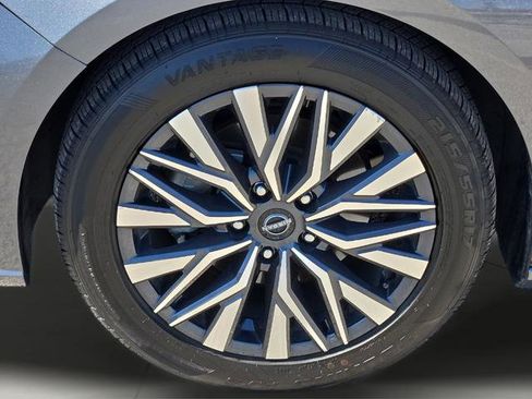 Used 2025 Nissan Altima 2.5 SV FWD image 17