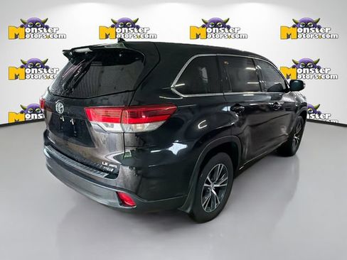 Used 2017 Toyota Highlander LE AWD/4WD image 4